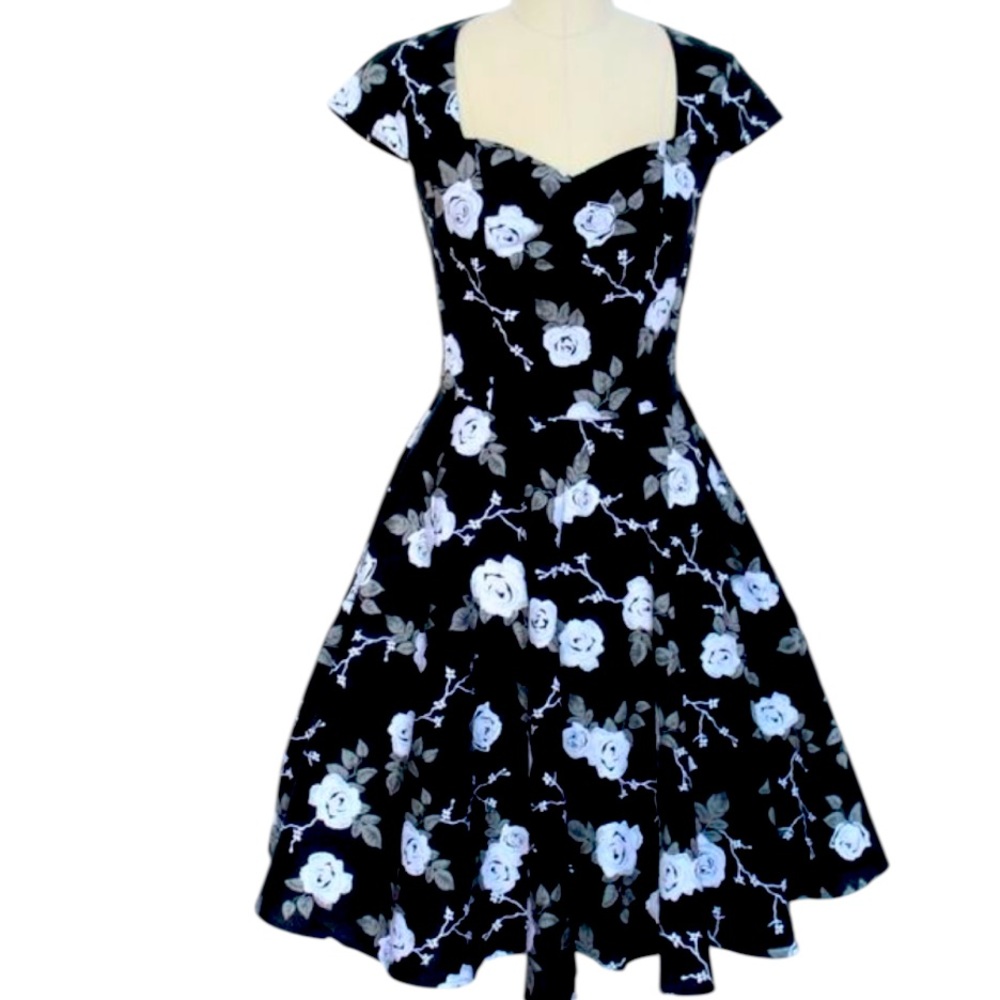 Hell Bunny Vixen's Natalia Rose Retro Rockabilly Swing Dress in Black/White.
L